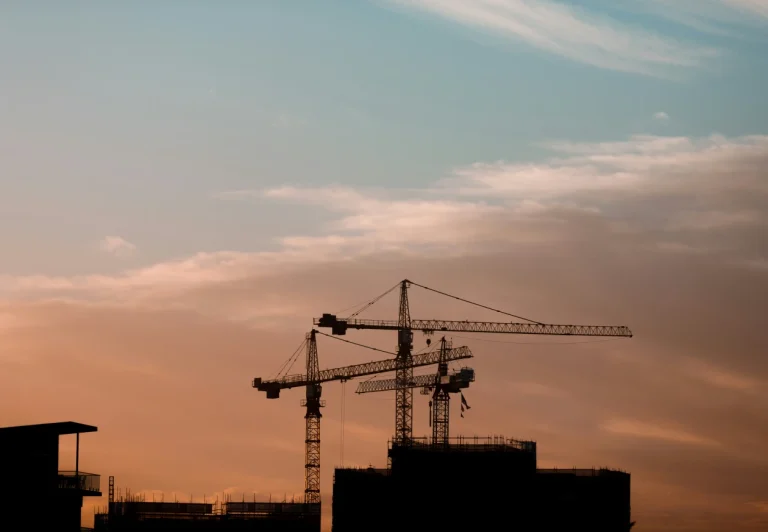 Servicios meteorológicos para construcción: cómo planificar obra y seguridad con previsión de viento, lluvia y heladas